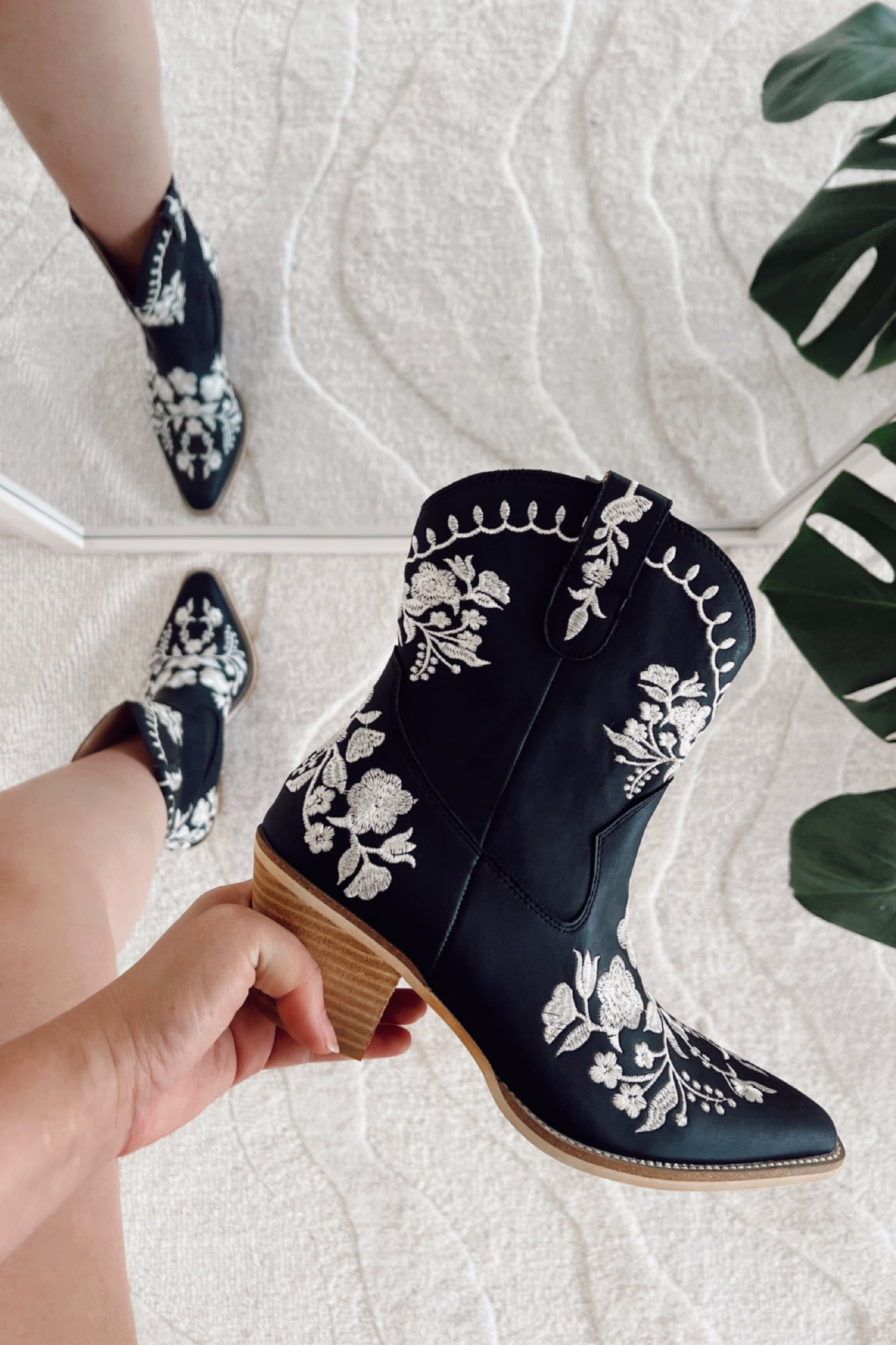 Round Up Embroidered Cowboy Booties (Black)